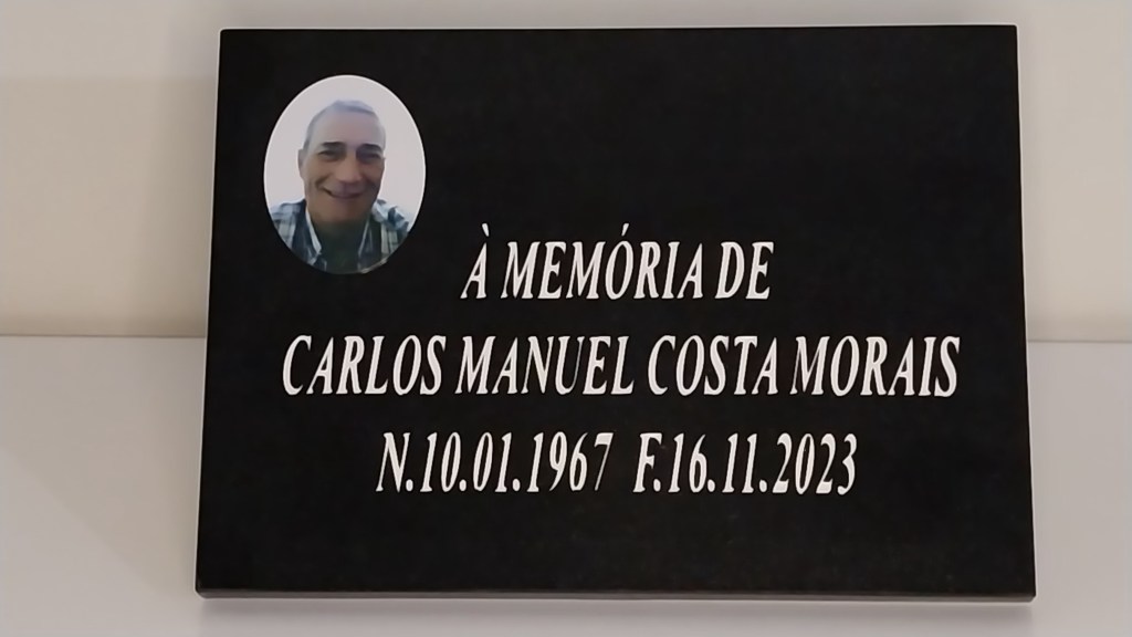 Plaque personnalisée. Gravure au sablage avec lettre blanche et pose d'une photo sur support aluminium.