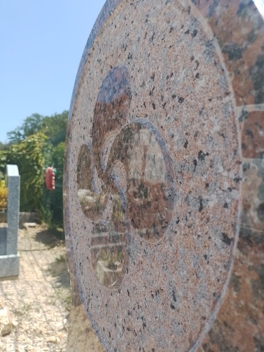 Gravure en relief d'une croix basques.