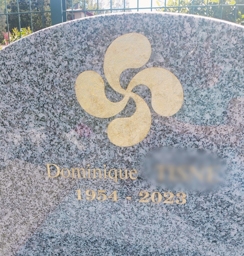 Un hommage a été rendu au défunt avec cette gravure d'une croix basques.