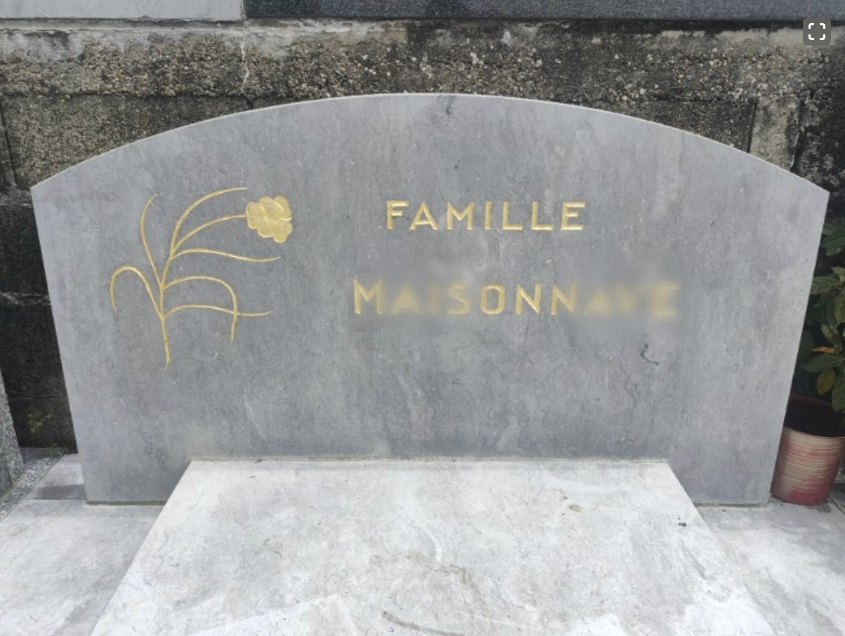 Gravure de textes et motifs sur monument funéraire