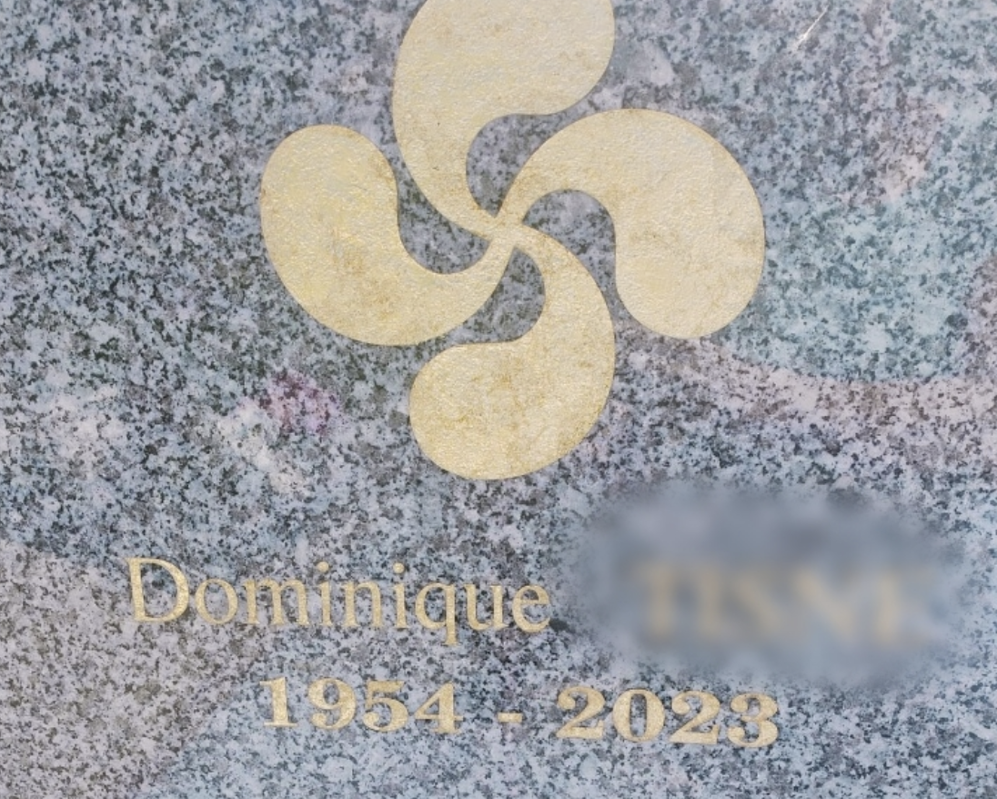 Dorure funéraire : une finition élégante et durable